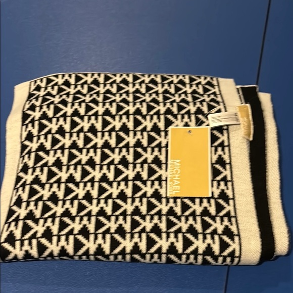 NWT Michael Kors Black and White Patterned Scarf - Picture 1 of 4